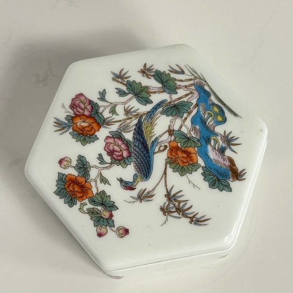 Wedgewood Bone China Trinket Box/ powder box. Kutani Crane Made in England. - Picture 2 of 8